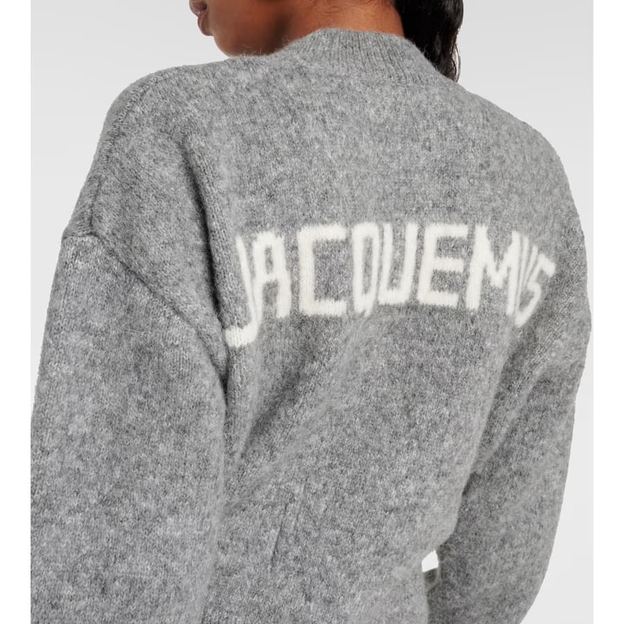 자크뮈스 여성 로고 클래식 니트 (그레이) 24E241KN353 2329 950