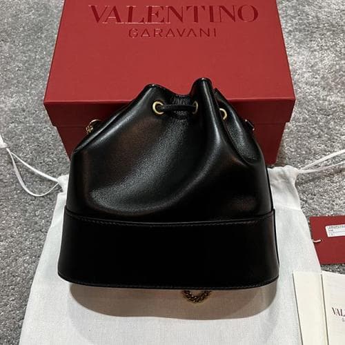 [논현 더팩토리](당일) 24SS 발렌티노 V로고 시그니처 체인 미니 버킷백 (4W2P0T83 HPF 0NO)