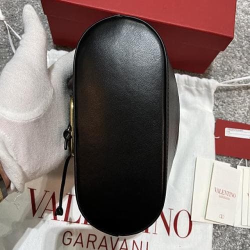 [논현 더팩토리](당일) 24SS 발렌티노 V로고 시그니처 체인 미니 버킷백 (4W2P0T83 HPF 0NO)