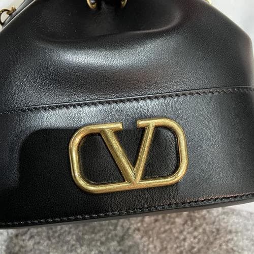 [논현 더팩토리](당일) 24SS 발렌티노 V로고 시그니처 체인 미니 버킷백 (4W2P0T83 HPF 0NO)