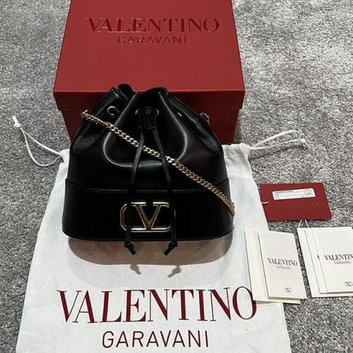 [논현 더팩토리](당일) 24SS 발렌티노 V로고 시그니처 체인 미니 버킷백 (4W2P0T83 HPF 0NO)