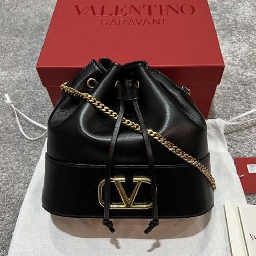[논현 더팩토리](당일) 24SS 발렌티노 V로고 시그니처 체인 미니 버킷백 (4W2P0T83 HPF 0NO)