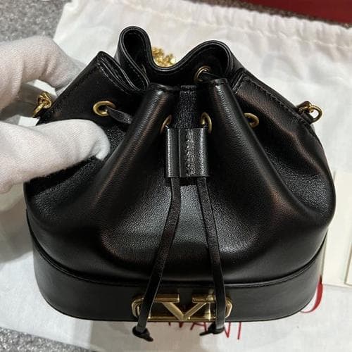 [논현 더팩토리](당일) 24SS 발렌티노 V로고 시그니처 체인 미니 버킷백 (4W2P0T83 HPF 0NO)