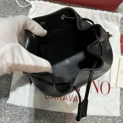 [논현 더팩토리](당일) 24SS 발렌티노 V로고 시그니처 체인 미니 버킷백 (4W2P0T83 HPF 0NO)