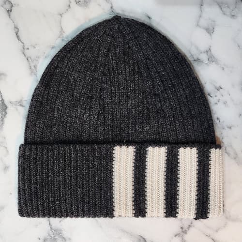 [논현 더팩토리](당일) 톰브라운 사선 캐시미어 니트 비니 모자 (MKH009A 00011 025)