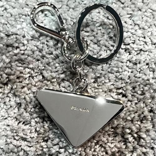 [논현 더팩토리](당일) 프라다 삼각 로고 사피아노 가죽 키체인 키링 (2PP080 053 F0002)