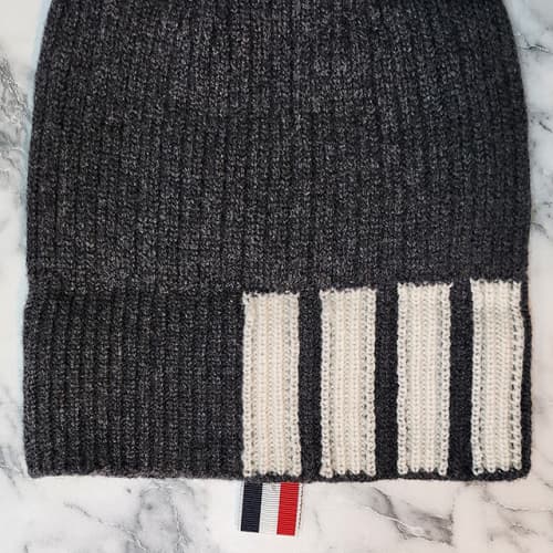 [논현 더팩토리](당일) 톰브라운 사선 캐시미어 니트 비니 모자 (MKH009A 00011 025)