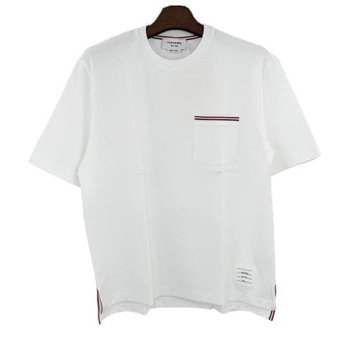 [논현 더팩토리](당일) 톰브라운 삼선 포켓 오버사이즈 반팔티 / 화이트 (MJS183A 07323 100)