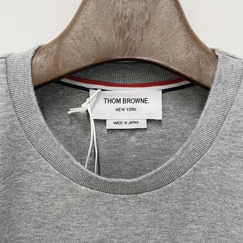 [논현 더팩토리](당일) 24SS 톰브라운 삼선 포켓 오버사이즈 반팔티 (MJS183A 07323 055)