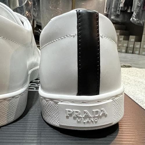 [논현 더팩토리](당일) 프라다 삼각 로고 브러시드 가죽 스니커즈 (2EE376 3F0E F0964)