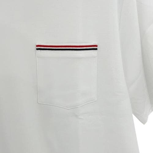 [논현 더팩토리](당일) 톰브라운 삼선 포켓 오버사이즈 반팔티 / 화이트 (MJS183A 07323 100)