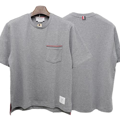 [논현 더팩토리](당일) 24SS 톰브라운 삼선 포켓 오버사이즈 반팔티 (MJS183A 07323 055)