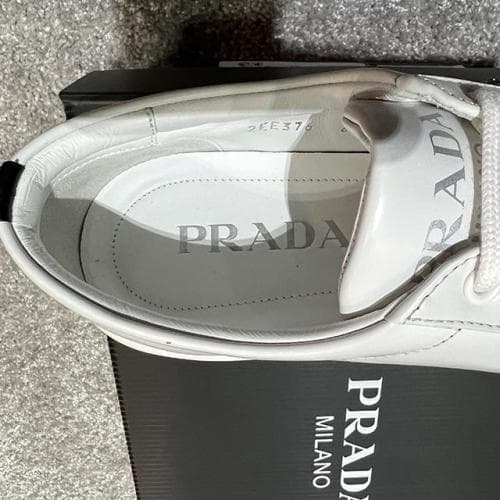 [논현 더팩토리](당일) 프라다 삼각 로고 브러시드 가죽 스니커즈 (2EE376 3F0E F0964)