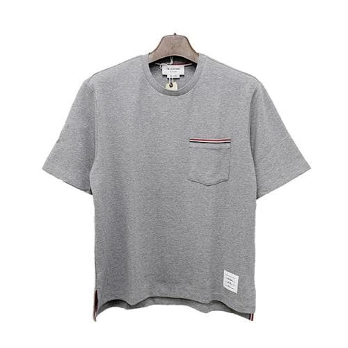 [논현 더팩토리](당일) 24SS 톰브라운 삼선 포켓 오버사이즈 반팔티 (MJS183A 07323 055)