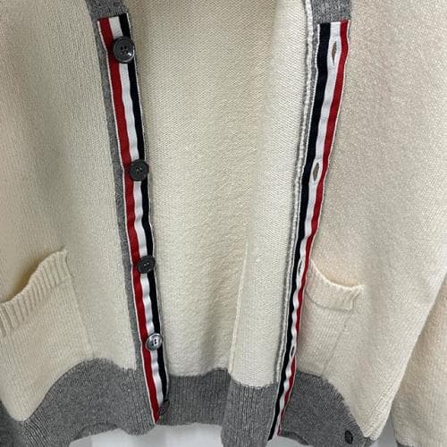 [더팩토리 논현](당일) 톰브라운 사선 완장 4 바 셰틀랜드 울 가디건 (MKC485A Y1026 100)