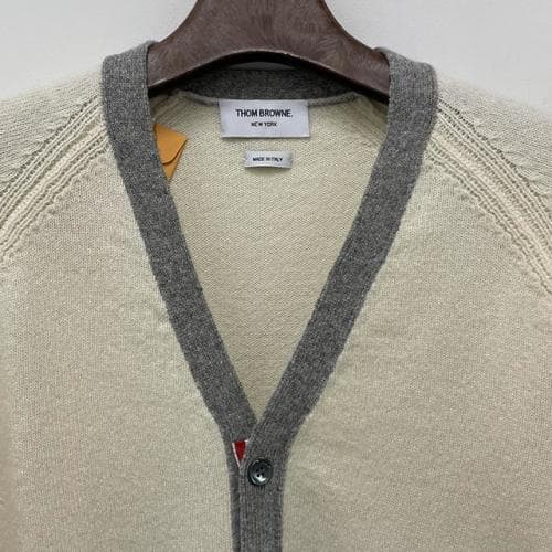 [더팩토리 논현](당일) 톰브라운 사선 완장 4 바 셰틀랜드 울 가디건 (MKC485A Y1026 100)