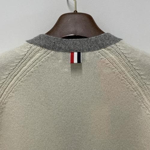 [더팩토리 논현](당일) 톰브라운 사선 완장 4 바 셰틀랜드 울 가디건 (MKC485A Y1026 100)