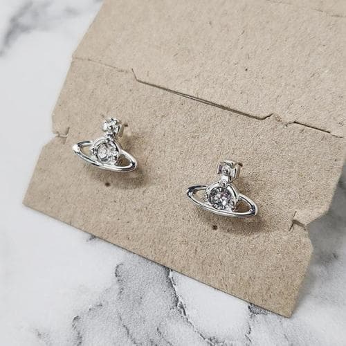 [논현 더팩토리](당일) 24FW 비비안웨스트우드 나노 솔리테어 로고 이어링 귀걸이 (62010037 02P116 P116)