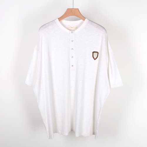 [클로딩캡슐] 가슴펄 헨리넥 라운드 화이트 NMS18241 081