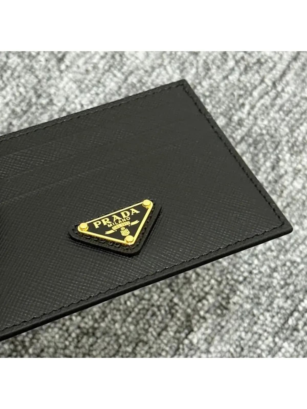 [논현 더팩토리](당일) 25SS 프라다 삼각 로고 사피아노 카드 홀더 지갑 (1MC025 QHH F0002)