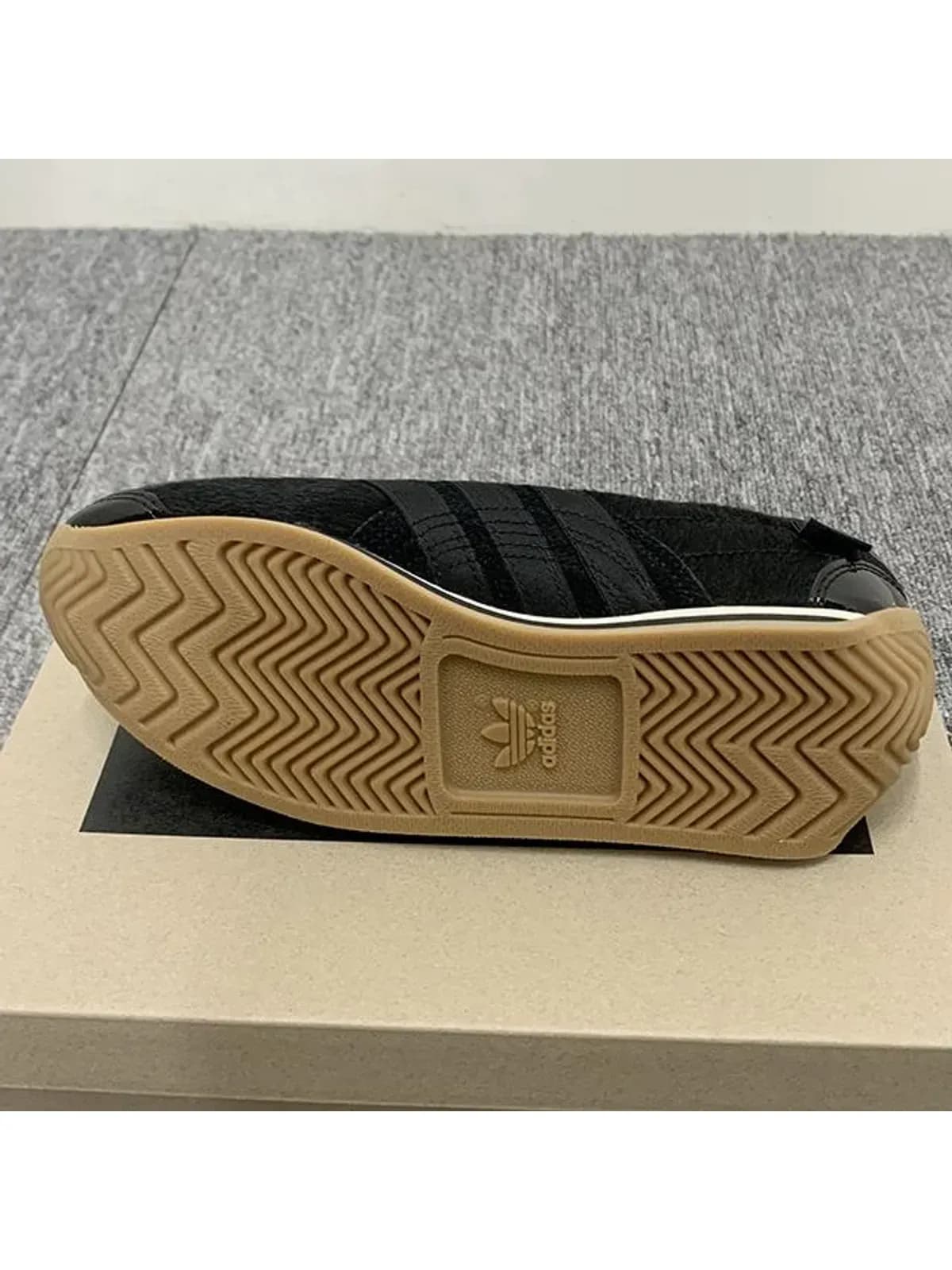 [논현 더팩토리](당일) 25SS 아디다스 X 송포더뮤트 컨트리 OG 스니커즈 (JH9010)