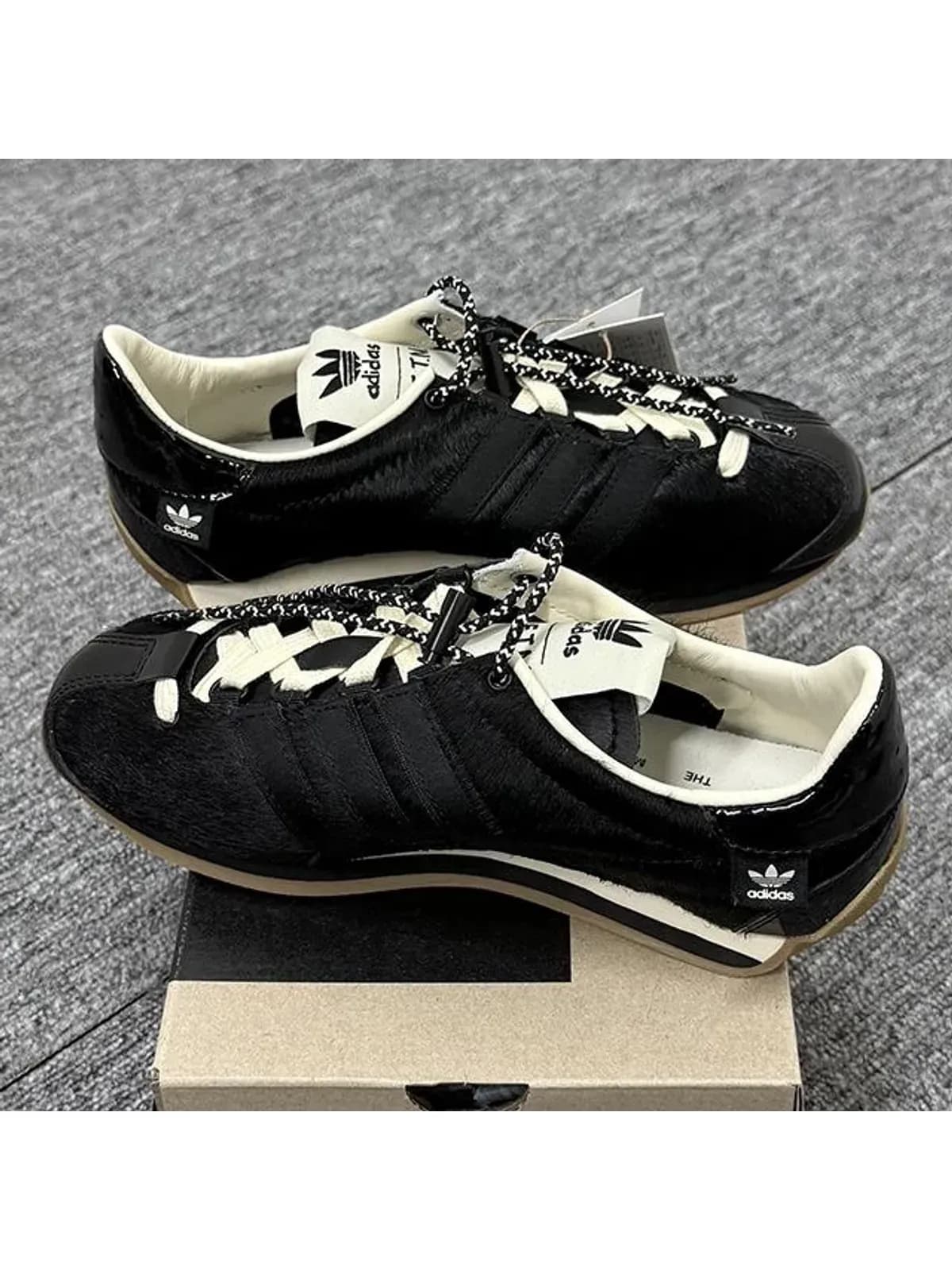 [논현 더팩토리](당일) 25SS 아디다스 X 송포더뮤트 컨트리 OG 스니커즈 (JH9010)