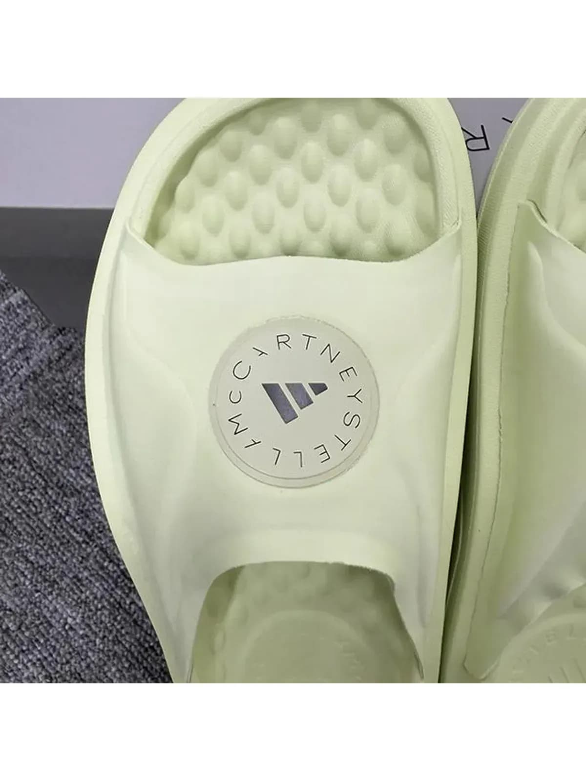 [논현 더팩토리](당일) 25SS 아디다스 X 스텔라 맥카트니 로고 슬리퍼 할로카본 (JI1217)