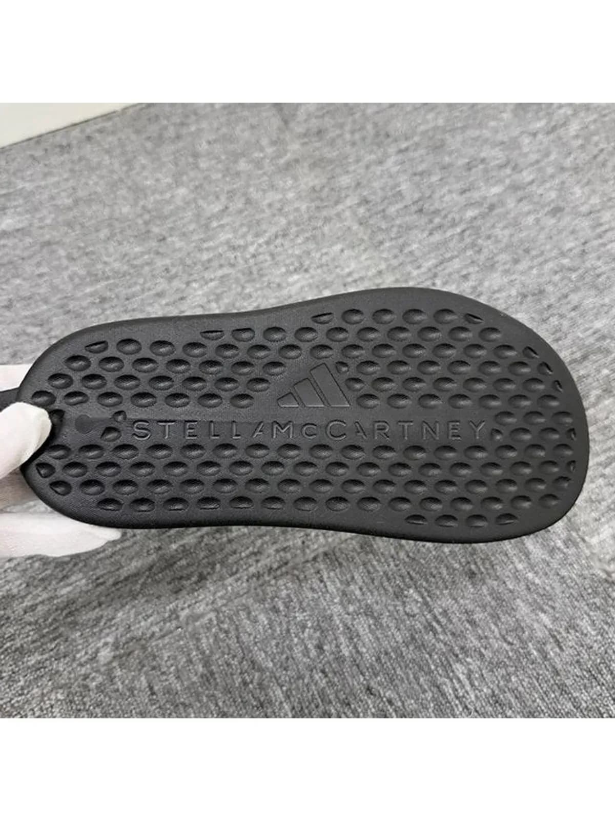 [논현 더팩토리](당일) 25SS 아디다스 X 스텔라 맥카트니 로고 슬리퍼 코어블랙 (JS0265)