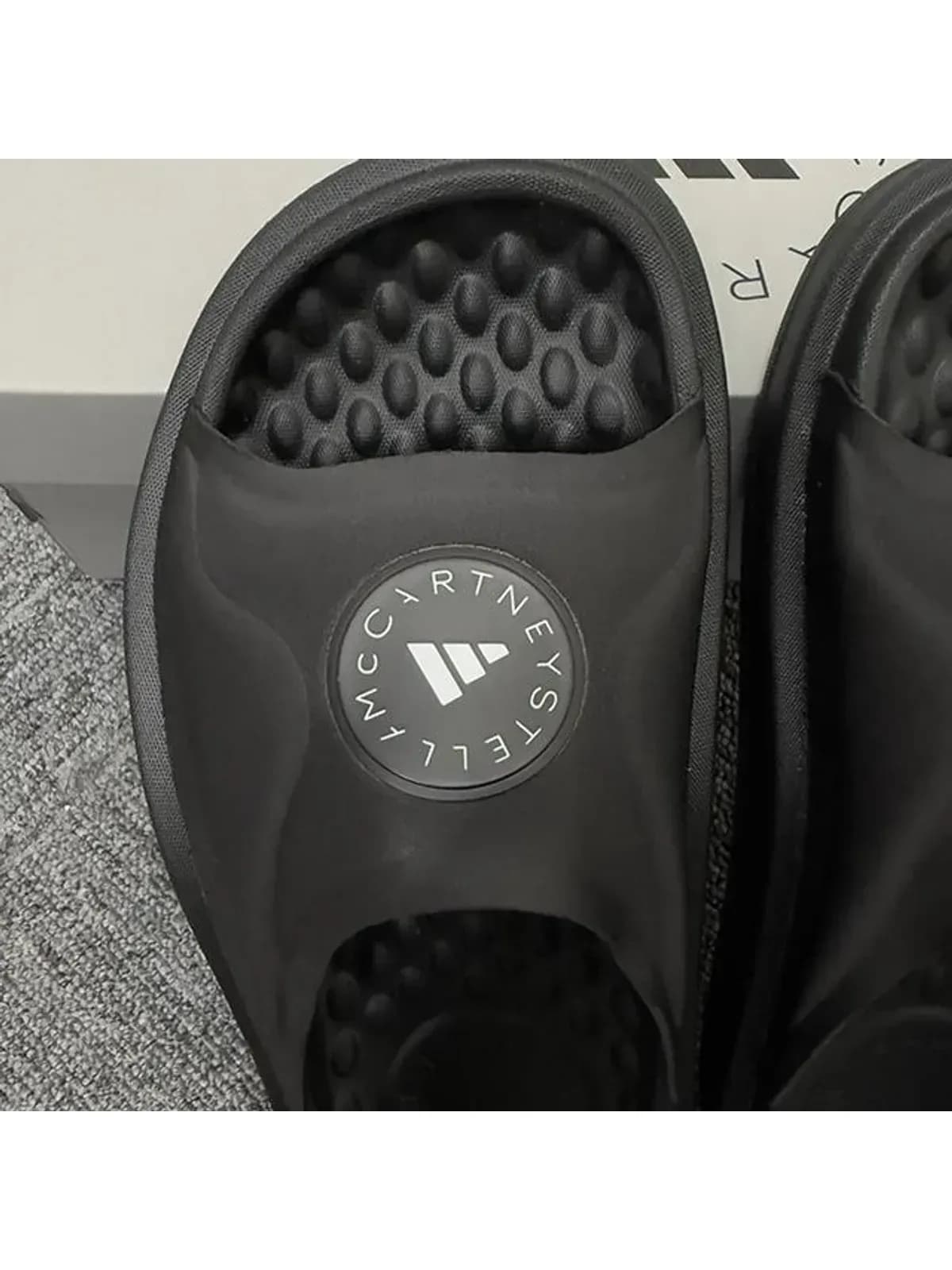 [논현 더팩토리](당일) 25SS 아디다스 X 스텔라 맥카트니 로고 슬리퍼 코어블랙 (JS0265)