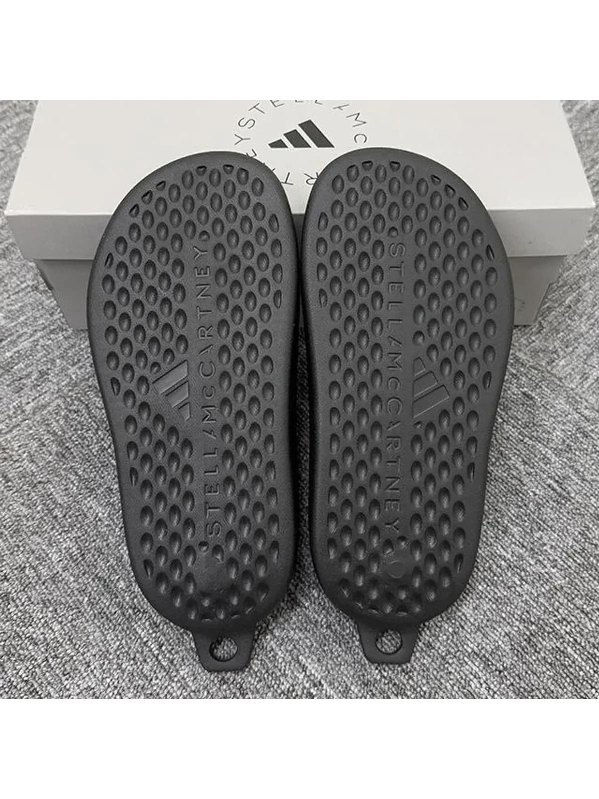 [논현 더팩토리](당일) 25SS 아디다스 X 스텔라 맥카트니 로고 슬리퍼 코어블랙 (JS0265)