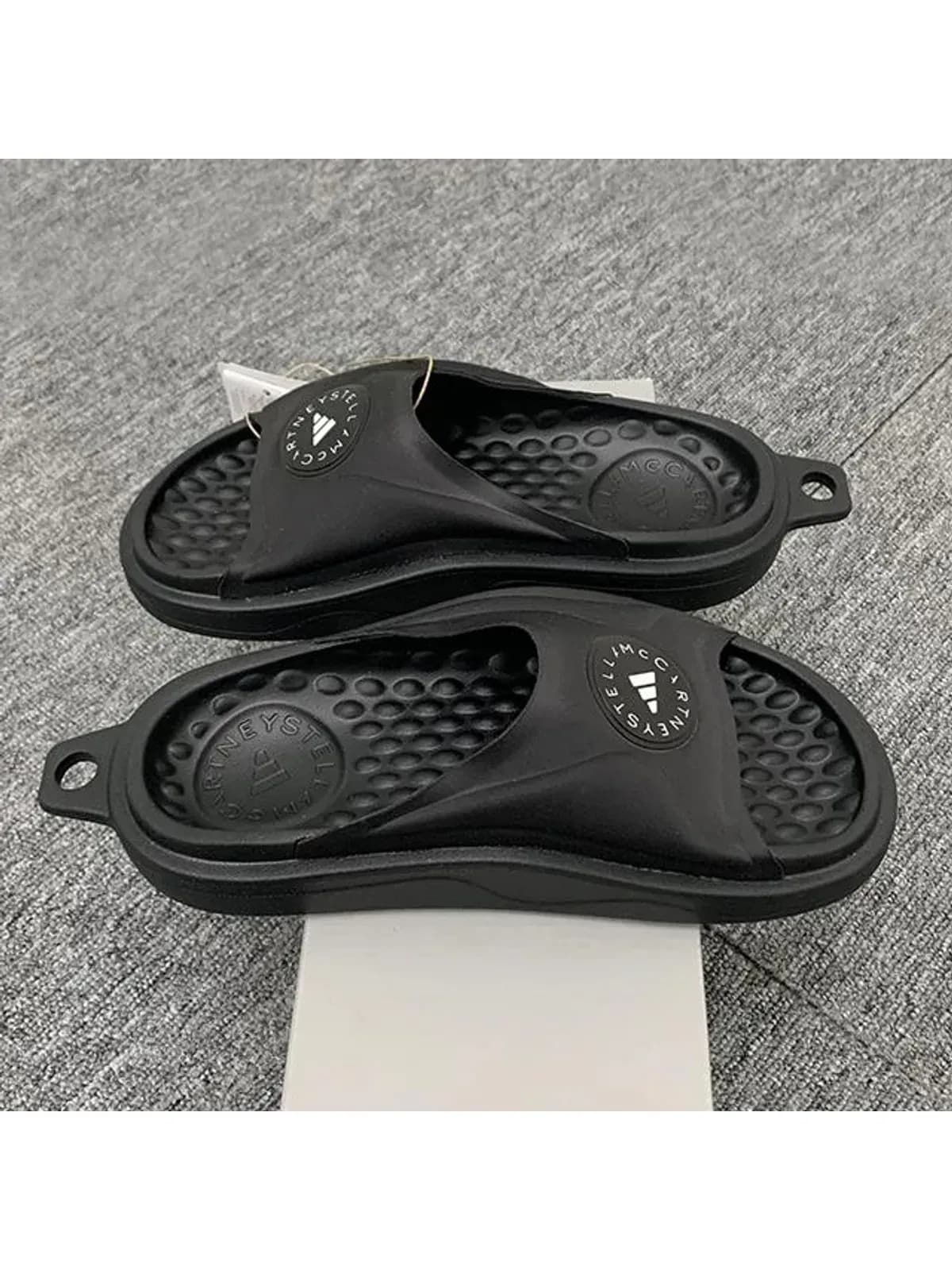 [논현 더팩토리](당일) 25SS 아디다스 X 스텔라 맥카트니 로고 슬리퍼 코어블랙 (JS0265)