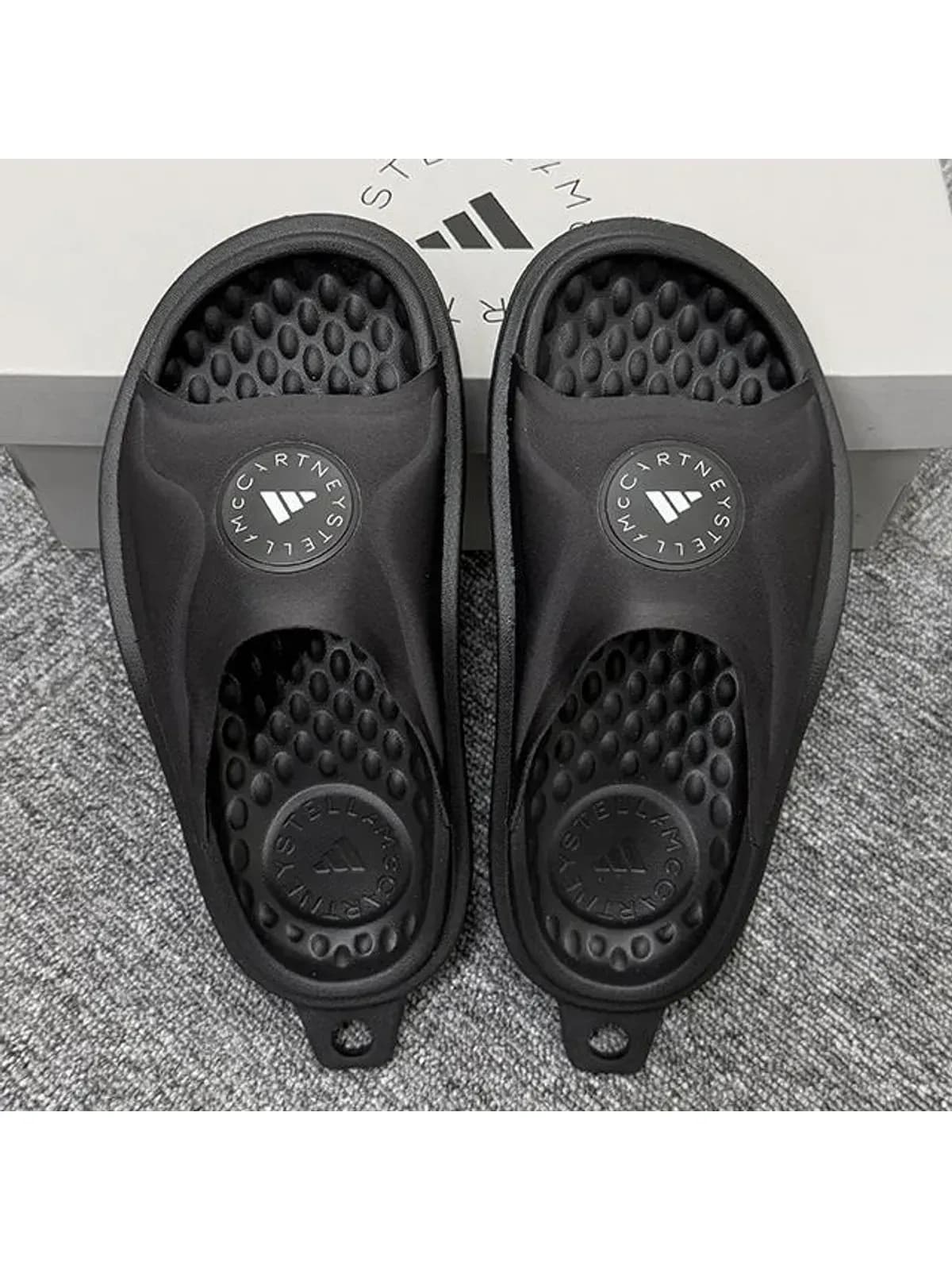 [논현 더팩토리](당일) 25SS 아디다스 X 스텔라 맥카트니 로고 슬리퍼 코어블랙 (JS0265)