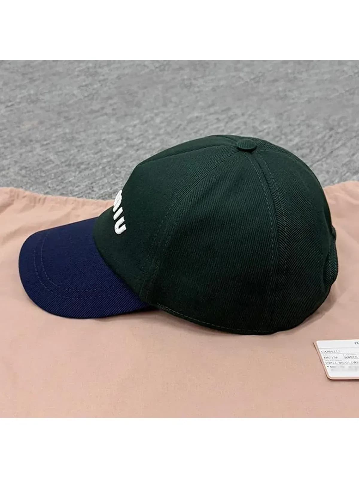 [논현 더팩토리](당일) 25SS 미우 미우 자수 로고 드릴 볼캡 모자 (5HC179 ACQ1 F03RF)