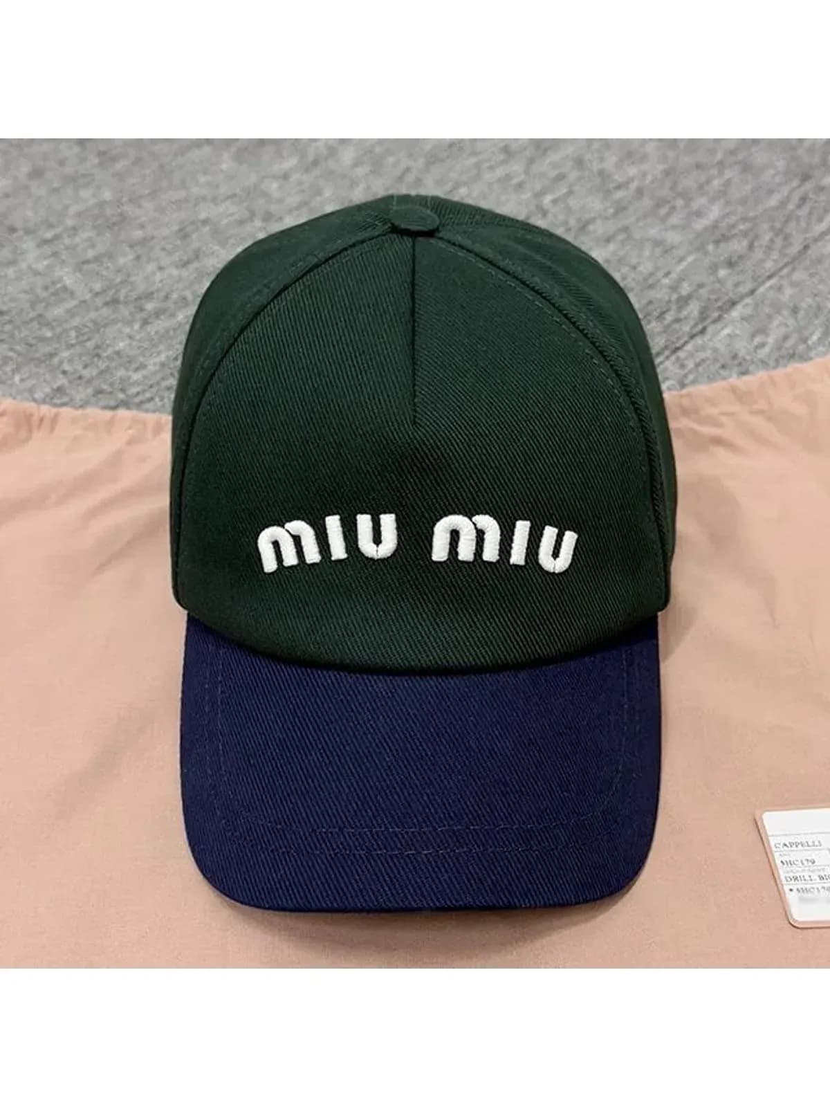 [논현 더팩토리](당일) 25SS 미우 미우 자수 로고 드릴 볼캡 모자 (5HC179 ACQ1 F03RF)