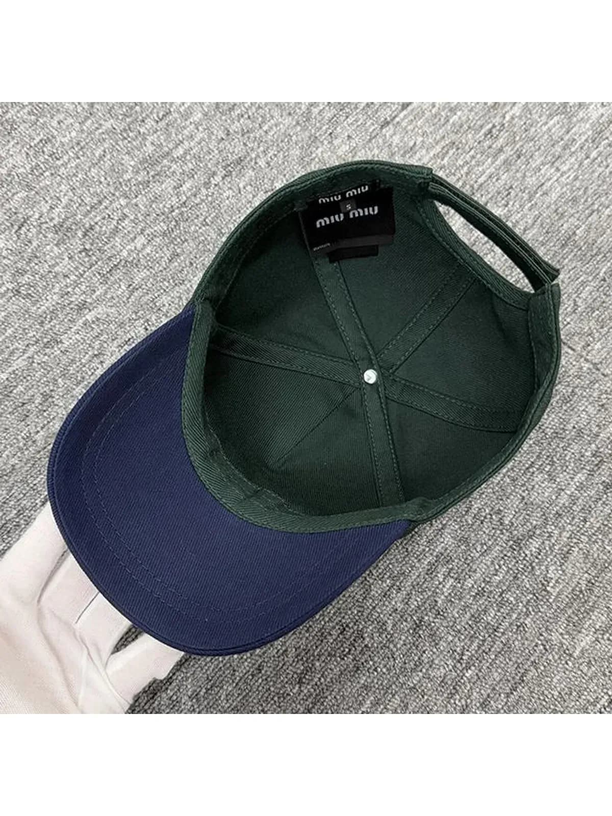 [논현 더팩토리](당일) 25SS 미우 미우 자수 로고 드릴 볼캡 모자 (5HC179 ACQ1 F03RF)