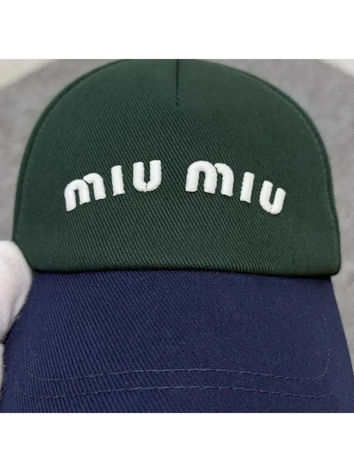 [논현 더팩토리](당일) 25SS 미우 미우 자수 로고 드릴 볼캡 모자 (5HC179 ACQ1 F03RF)