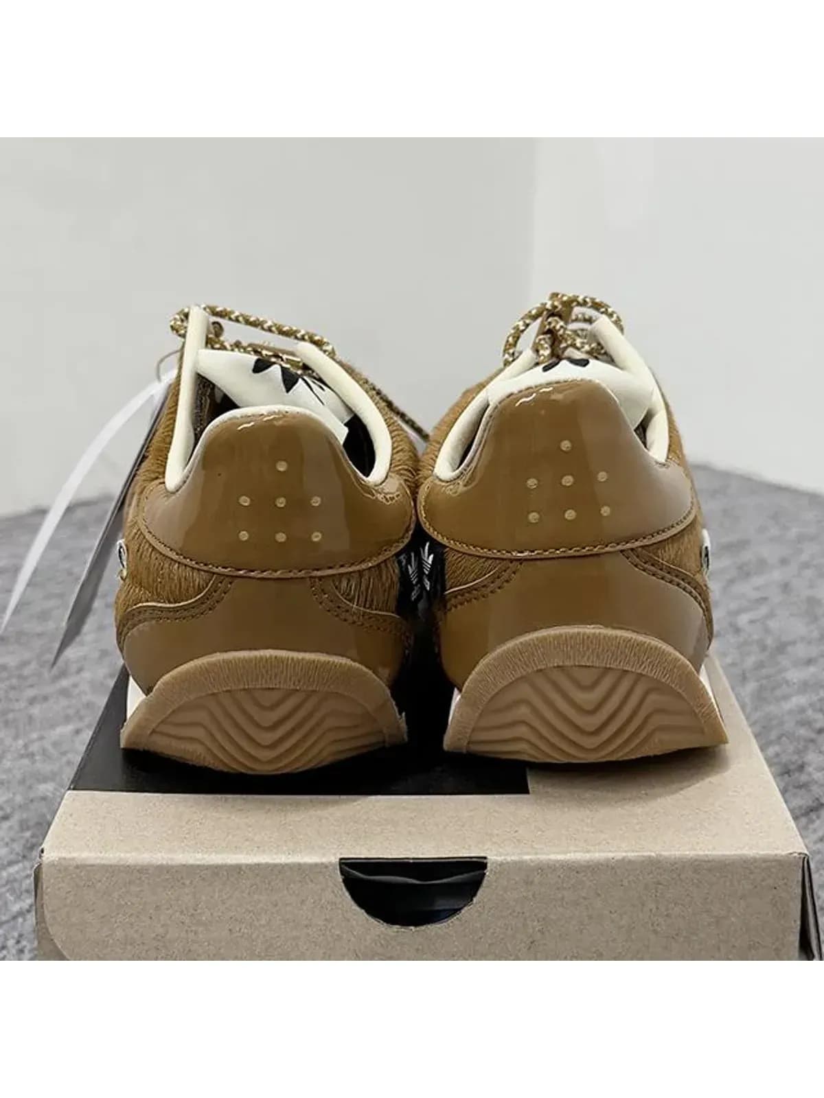 [논현 더팩토리](당일) 25SS 아디다스 X 송포더뮤트 컨트리 OG 스니커즈 (JH8639)