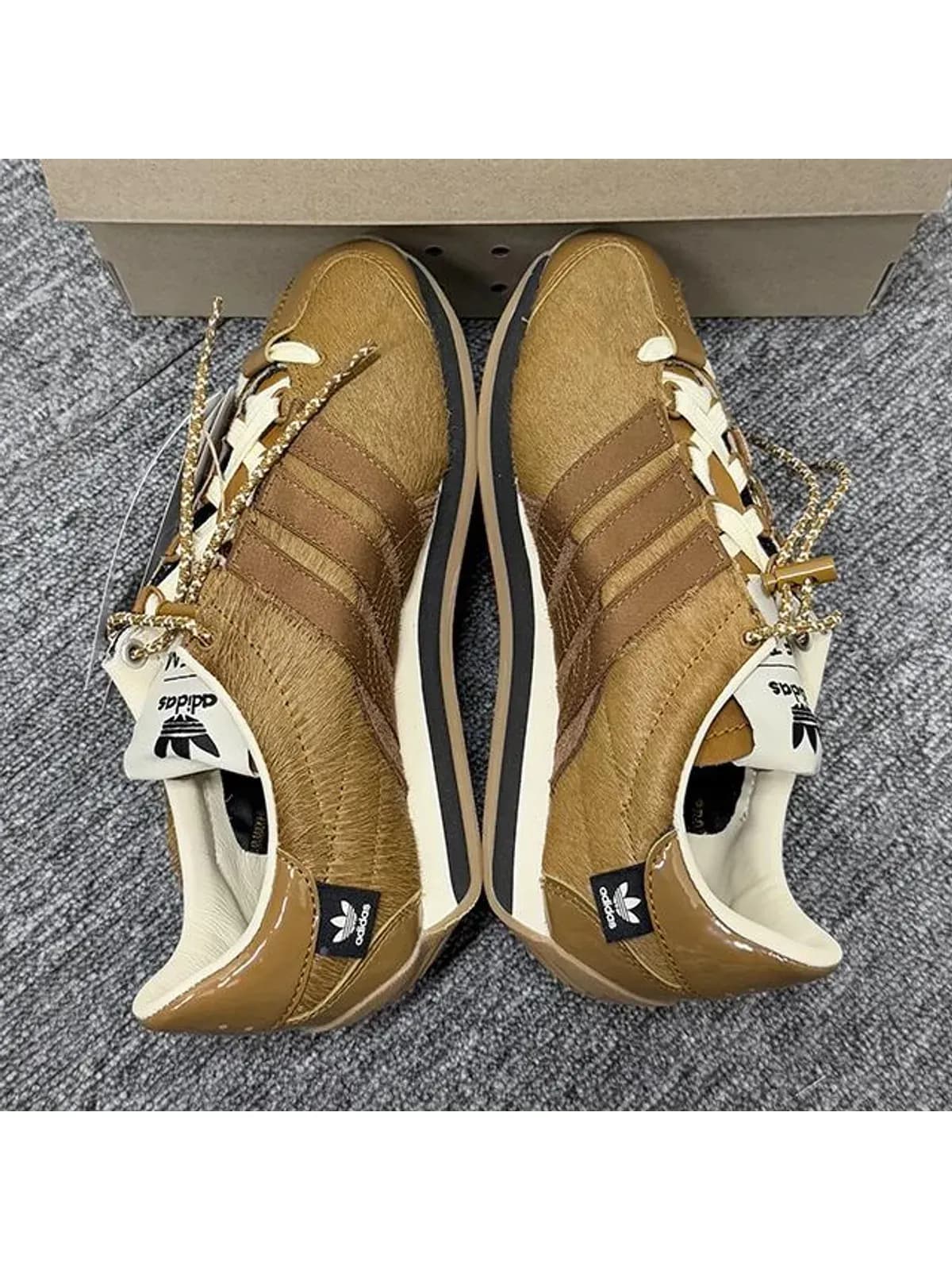 [논현 더팩토리](당일) 25SS 아디다스 X 송포더뮤트 컨트리 OG 스니커즈 (JH8639)