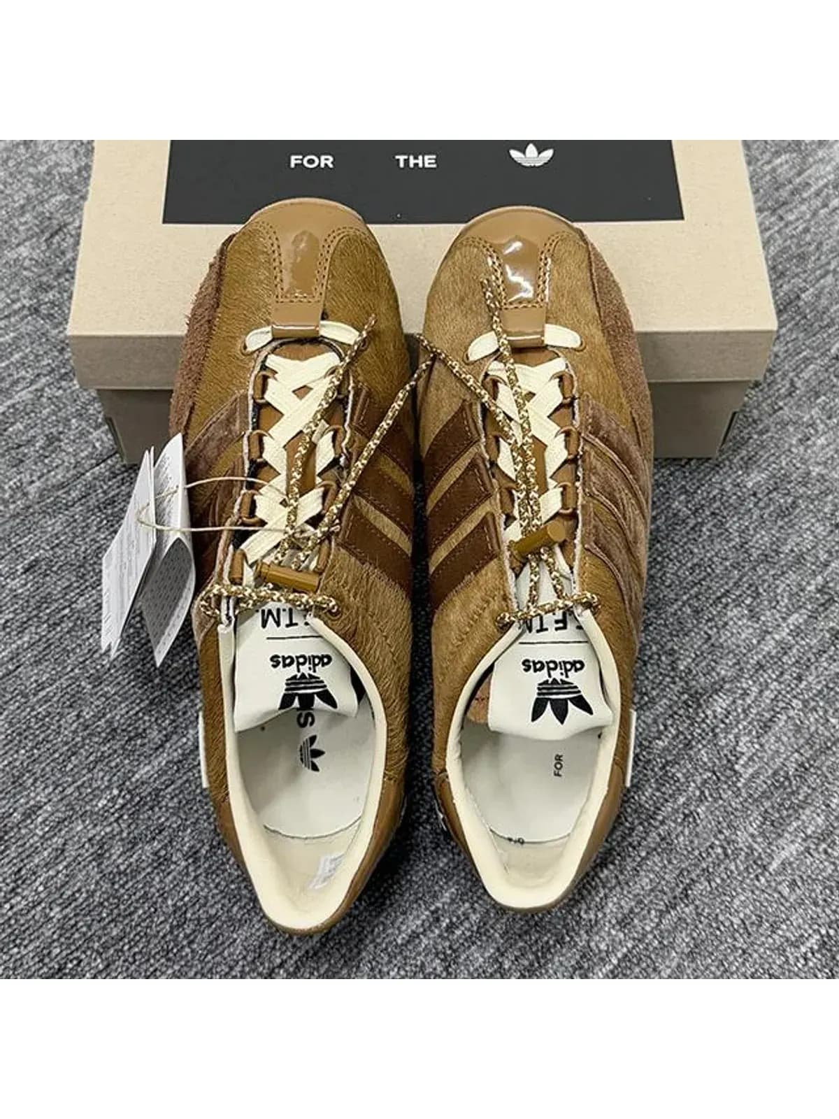 [논현 더팩토리](당일) 25SS 아디다스 X 송포더뮤트 컨트리 OG 스니커즈 (JH8639)